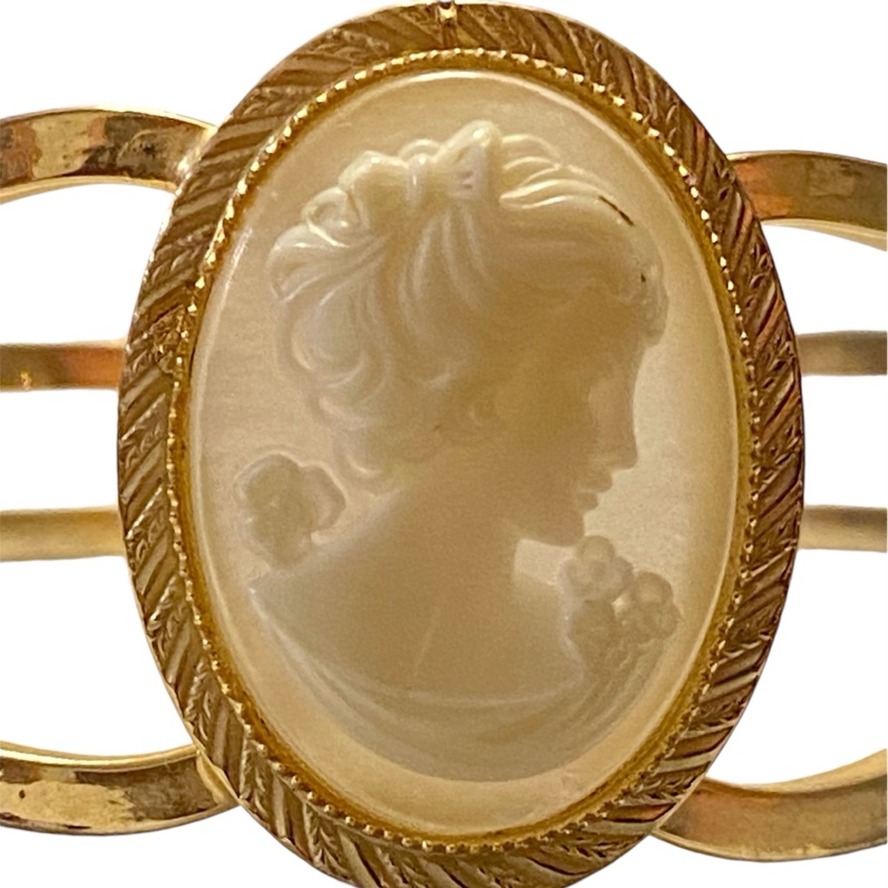 Vintage Beige Cameo Goldtone Clamp Closure Bracelet